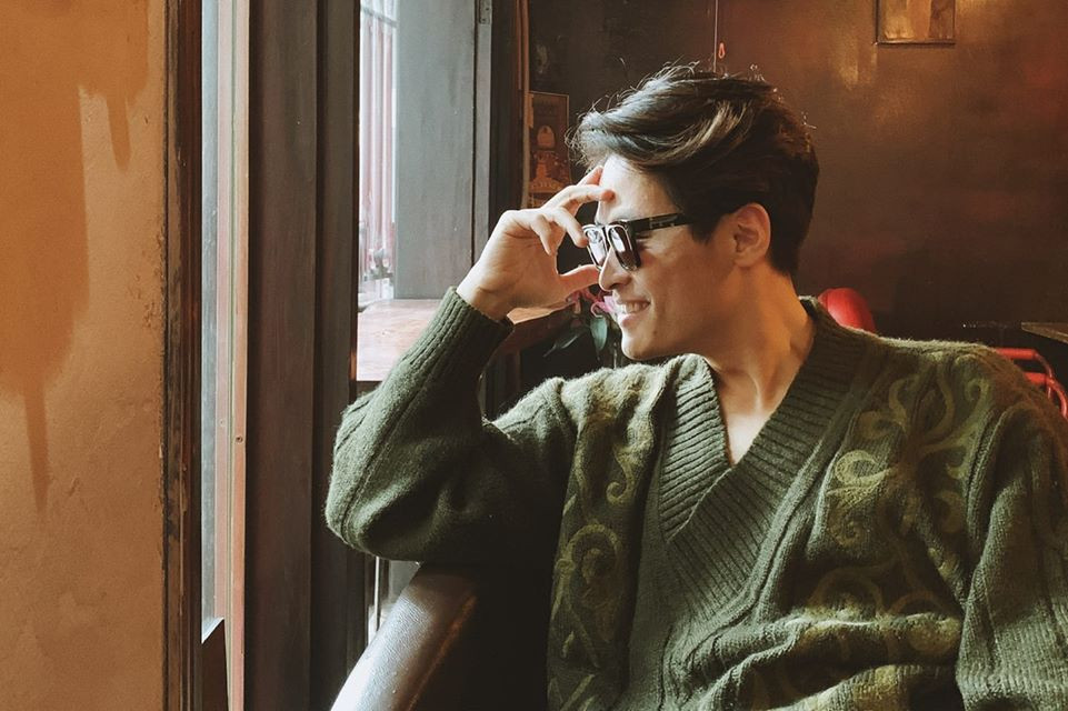 Giọng ca Cơn mưa tình yêu luôn giữ được hình ảnh ăn mặc chỉn chu, lịch thiệp như chính phong cách âm nhạc anh dành tặng khán giả của mình. 