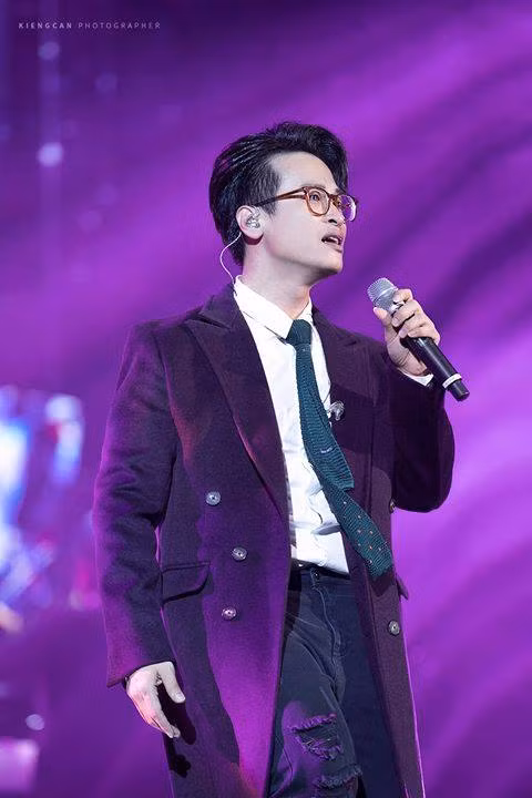 Không chạy thua theo thời trang hàng hiệu, Hà Anh Tuấn qua nhiều năm vẫn trung thành với những item thời trang đơn giản nhưng cộp mác hình ảnh của mình.