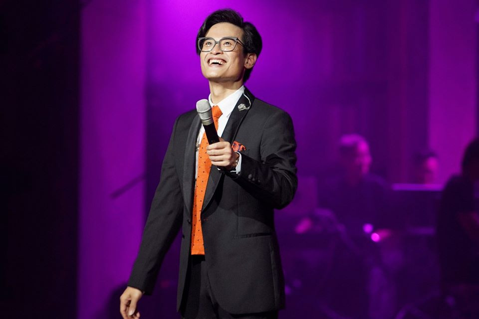 Phong cách thời trang của Hà Anh Tuấn giống hệt như âm nhạc mà anh theo đuổi, nhẹ nhàng, dịu dàng, đơn giản nhưng khiến cho công chúng luôn ghi nhớ kể cả nhiều năm về sau.