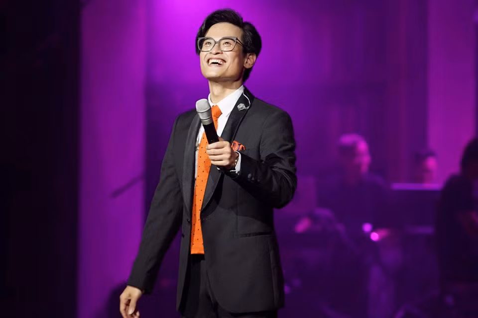 Phong cách thời trang của Hà Anh Tuấn giống hệt như âm nhạc mà anh theo đuổi, nhẹ nhàng, dịu dàng, đơn giản nhưng khiến cho công chúng luôn ghi nhớ kể cả nhiều năm về sau.