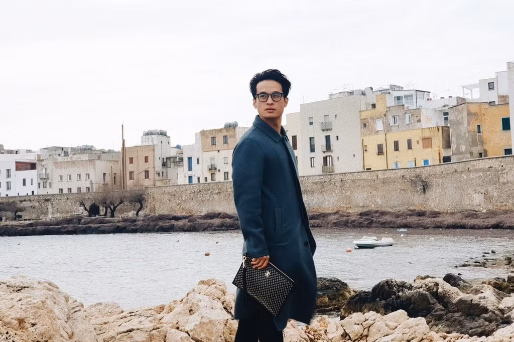 Anh được fan đặt biệt danh là người đàn ông lãng tử trong làng âm nhạc Việt Nam.