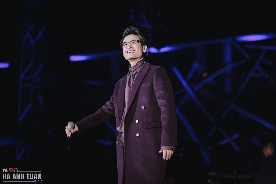 Để giữ được hình ảnh một chàng trai lãng tử, anh thường lăng xê những chiếc áo khoác dáng dài màu trung tính, nam tính.