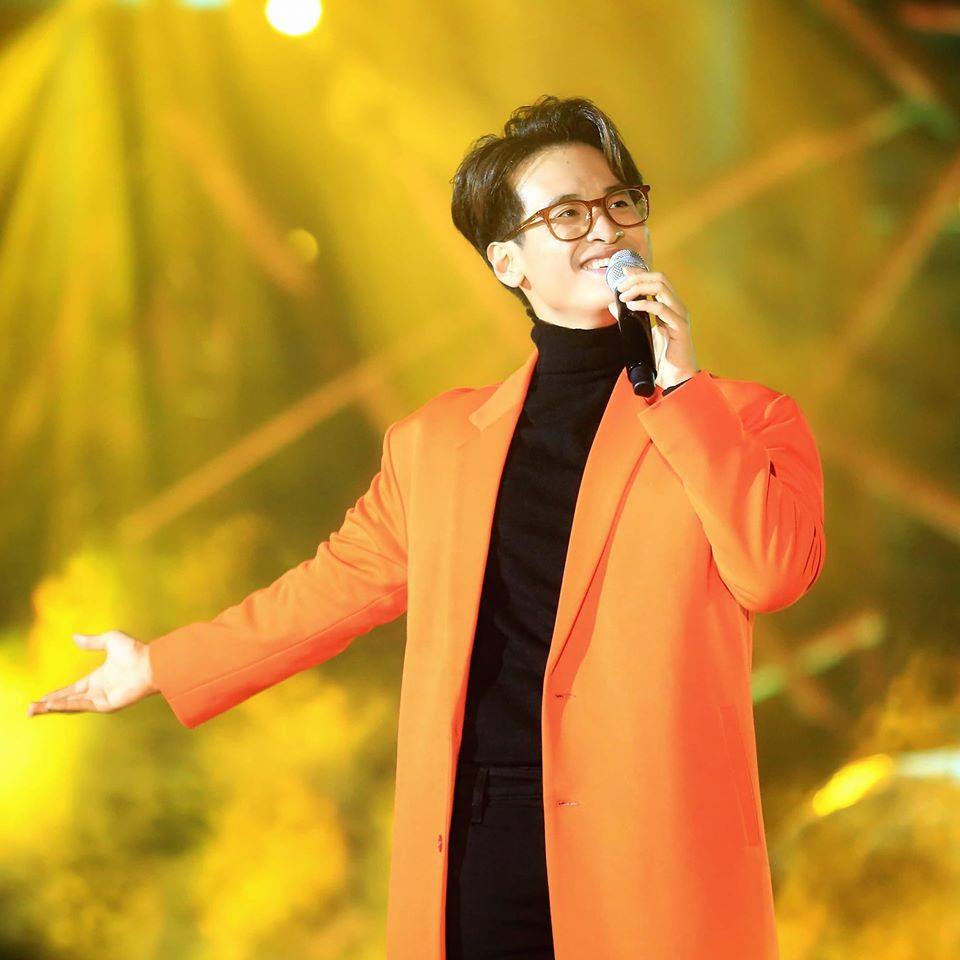 Đôi khi, Hà Anh Tuấn cũng thử sức với những chiếc áo khoác màu mè, tạo cảm giác mới mẻ, trẻ trung. Ảnh: FB. Video "Minh Hằng chia sẻ về phong cách thời trang". Nguồn: VTC.