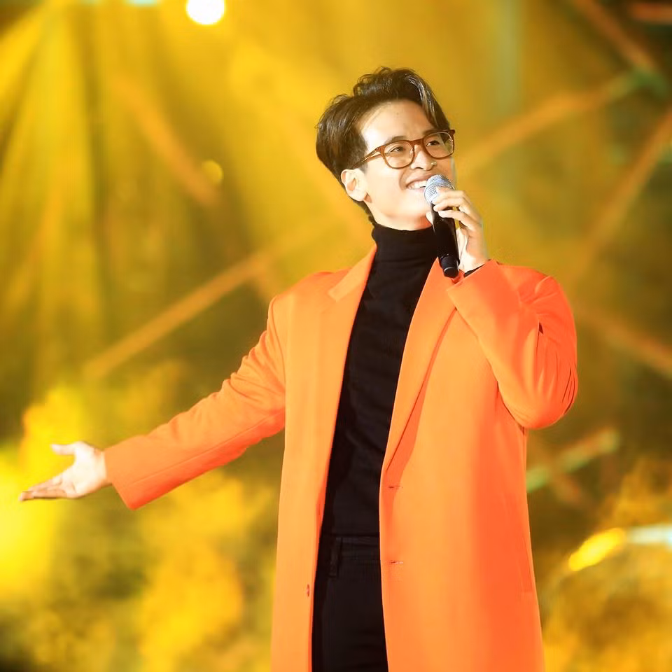 Đôi khi, Hà Anh Tuấn cũng thử sức với những chiếc áo khoác màu mè, tạo cảm giác mới mẻ, trẻ trung. Ảnh: FB. Video "Minh Hằng chia sẻ về phong cách thời trang". Nguồn: VTC.