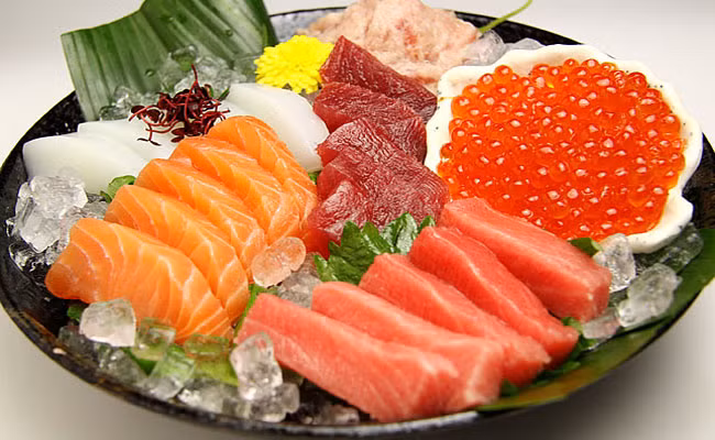 Biểu hiện của dị ứng rất đa dạng và thường xảy ra rất nhanh, chỉ sau khi ăn vài giờ, thậm chí 10 phút. Nhẹ thì nổi mề đay từng vùng hoặc khắp người, ngứa ngáy, người nôn nao khó chịu, mấy giờ sau sẽ lặn. Người bị nặng thì ngoài nổi ban và ngứa còn phù nề mặt, khó thở, nôn, đau quặn bụng, có cảm giác nóng rát vùng thượng vị, tiêu chảy... Cá biệt, cũng có trường hợp nguy kịch, người bệnh có phản ứng kiểu phản vệ...