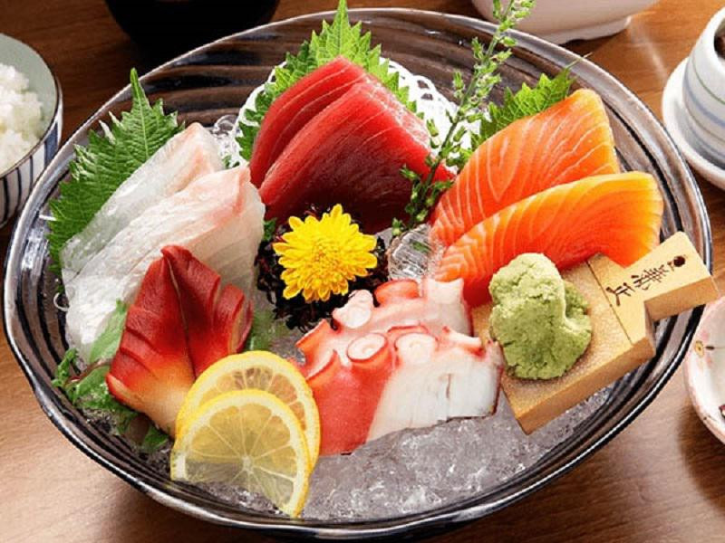 Tuy việc ăn hải sản sống cũng có những mặt lợi ích nhất định cho cơ thể nhưng nguy cơ tiềm ẩn bệnh thì tăng gấp bội. Cơ quan chức năng khuyến cáo người tiêu dùng nên hạn chế việc ăn hải sản sống, sử dụng hải sản đã được nấu chín để đảm bảo sức khỏe. Video "Các thực phẩm chống độc siêu hạng". Nguồn: VTC.