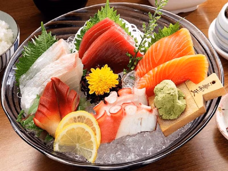 Tuy việc ăn hải sản sống cũng có những mặt lợi ích nhất định cho cơ thể nhưng nguy cơ tiềm ẩn bệnh thì tăng gấp bội. Cơ quan chức năng khuyến cáo người tiêu dùng nên hạn chế việc ăn hải sản sống, sử dụng hải sản đã được nấu chín để đảm bảo sức khỏe. Video "Các thực phẩm chống độc siêu hạng". Nguồn: VTC.