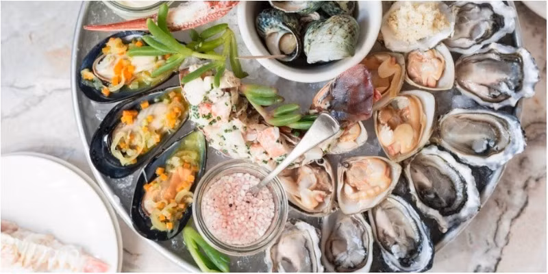 Ăn cá biển thì nguy cơ nhiễm giun tròn rất cao. Giun tròn Anisakia sống ký sinh ở các loại cá biển như cá voi, hải cẩu, cá heo. Theo dây chuyền “cá ăn cá”, bệnh lây lan sang nhiều loài cá mà con người hay ăn như: cá mực, cá thu, cá mòi, cá tuyết, cá bơn, cá đá, cá hồi, cá ngừ..., với tỷ lệ nhiễm bệnh của cá biển lên tới 80%.