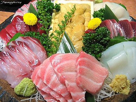 Trong hải sản có chứa vi khuẩn Vibrio parahaemolyticus, có khả năng chịu nhiệt cao, ít nhất phải hơn 80 độ C. Ngoài ra, nước chưa đun sôi có thể chứa vi khuẩn cũng gây ô nhiễm ngược. Nói chung, khi chế biến hải sản cần đun sôi nước khoảng 4 - 5 phút để khử trùng đầy đủ.