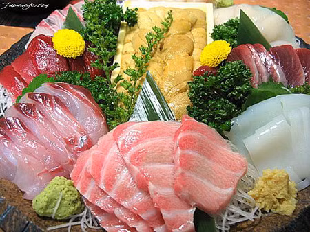 Trong hải sản có chứa vi khuẩn Vibrio parahaemolyticus, có khả năng chịu nhiệt cao, ít nhất phải hơn 80 độ C. Ngoài ra, nước chưa đun sôi có thể chứa vi khuẩn cũng gây ô nhiễm ngược. Nói chung, khi chế biến hải sản cần đun sôi nước khoảng 4 - 5 phút để khử trùng đầy đủ.