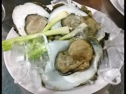 Mới đây, có một người đàn ông ở Hải Phòng vừa tử vong vì nhiễm vi khuẩn Vibrio vulnificus sau khi ăn hải sản sống. Do đó, để phòng ngừa nguy cơ nhiễm vi khuẩn chết người đến từ biển, các bác sĩ khuyến cáo người dân không ăn hải sản chưa được nấu chín.