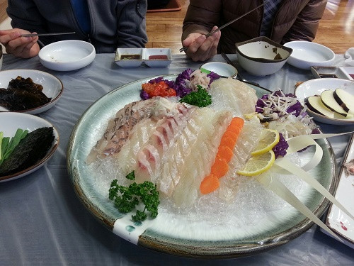 Thật không may, tất cả các loại cá ngày nay đều chứa một lượng thủy ngân độc hại, với những loài cá lớn như cá ngừ chứa hàm lượng cao hơn. Các món cá sống có thể chứa hàm lượng thủy ngân cao hơn rất nhiều so với đã nấu chín, với các nghiên cứu cho thấy mức thủy ngân trong cá nấu chín thấp hơn tới 60% so với cá sống. Thủy ngân cực kỳ độc hại và tích tụ trong cơ thể theo thời gian có thể gây rối loạn nhịp tim, ảo giác và thậm chí tử vong.