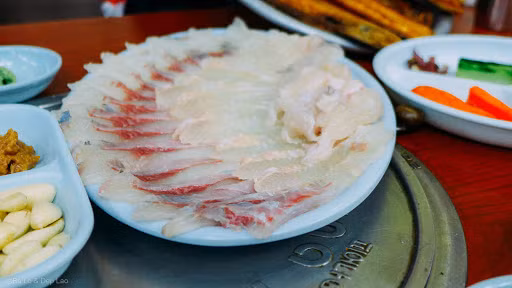 Listeria là một chủng vi khuẩn khác có thể được tìm thấy trong hải sản sống và cá. Rất có khả năng lây nhiễm cho những người có hệ miễn dịch yếu hoặc đang phát triển, chẳng hạn như trẻ em, phụ nữ mang thai hoặc người già và gây ra các triệu chứng giống như cúm, mất thăng bằng và co giật.