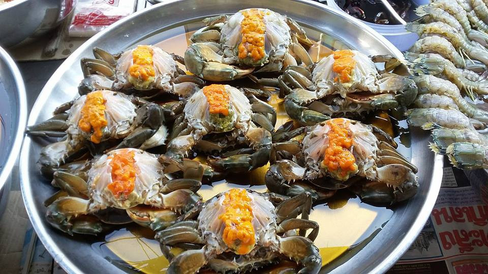 Trong thịt cua sống có chứa nang trùng “lungfluke” (một loại trùng hút máu phổi, còn gọi là đỉa phổi), nếu không qua khử trùng tiêu độc ở nhiệt độ cao mà ăn sống ăn tái kiểu “gỏi cua” sẽ rất dễ mắc bệnh “đỉa phổi”. Loại lungfluke ký sinh trong phổi, không những kích thích hoặc phá hoại các tổ chức phổi, dẫn tới ho, khạc ra máu, mà còn có thể xâm nhập lên não, dẫn tới chứng co giật, thậm chí gây bại liệt. Bởi vậy cua phải nấu thật chín mới được ăn, phải qua đun sôi tối thiểu 20-30 phút.