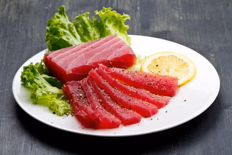 Hải sản cũng thuộc nhóm thức ăn gây dị ứng nhiều nhất trong lý do dị ứng thực phẩm. Rất nhiều loại hải sản có thể gây dị ứng cho người có cơ địa không hợp với chúng từ các loại tôm, cua, ghẹ... cho đến những loại cá biển như cá nhám, cá hồi, cá ngừ...