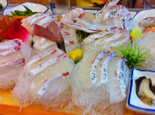 Trong vài giờ kể từ khi nuốt phải ấu trùng giun, bệnh nhân có cảm giác buồn nôn, nôn và đau vùng thượng vị mỗi lúc một nặng, có khi đau bụng dữ dội, các phản ứng dị ứng, sốc phản vệ có thể xuất hiện.