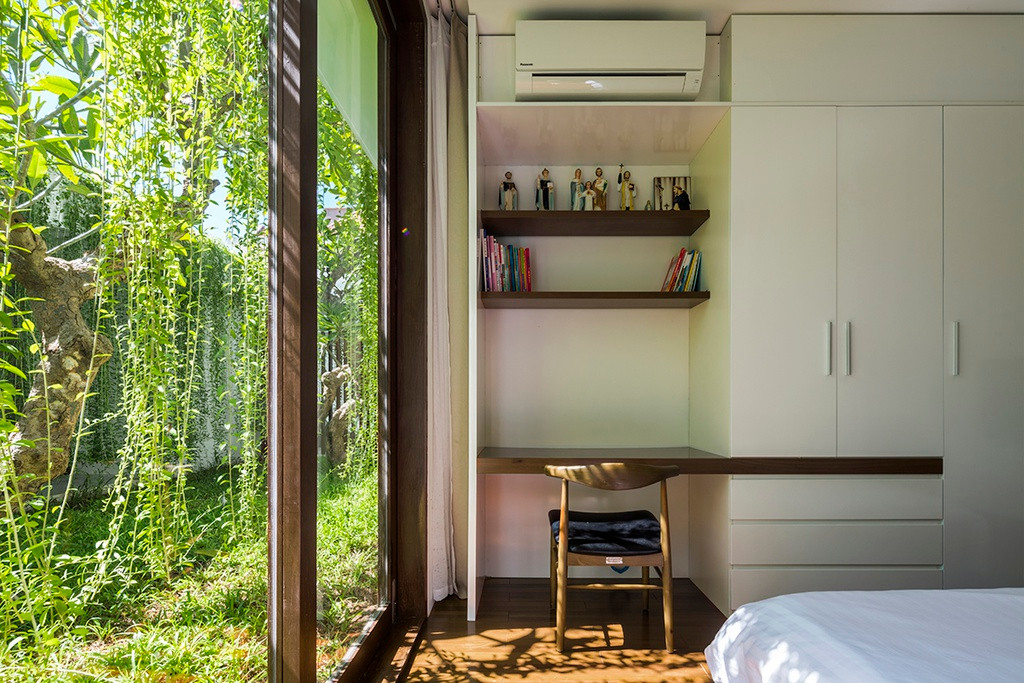 Các phòng trong nhà đều có view sân vườn nhờ thiết kế “hộc kéo” kể cả nhà tắm cũng được đầu tư view đẹp.