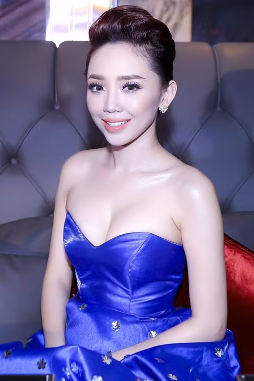 Nữ ca sĩ 8X khoe vẻ đẹp khó cưỡng với váy cúp ngực màu xanh nổi bật.