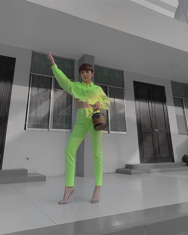 Tóc Tiên chinh phục trang phục màu xanh neon “khó nhằn” khi diện cả set đồ ton sur ton phối với đôi sandals cao gót quai trong suốt để hoàn thiện tổng thể bắt mắt.