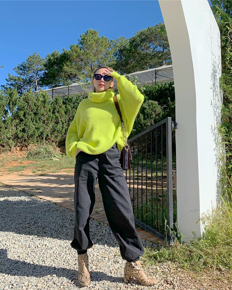 Chiếc áo sweater cổ lọ màu xanh neon được Tóc Tiên chưng diện trong set đồ theo phong cách đường phố.