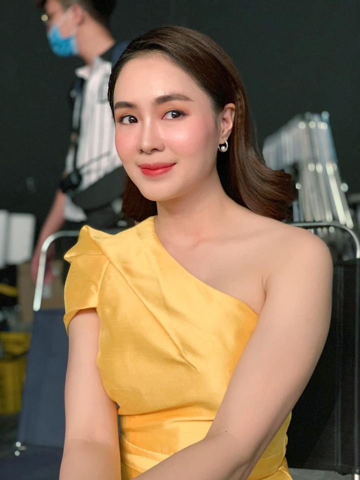 Phong cách thời trang quyến rũ và nữ tính của Hồng Diễm đã làm không ít chị em phải xuyến xao và dành tặng nhiều lời khen ngợi.