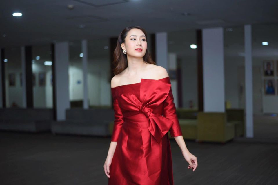 Chiếc đầm đỏ trễ vai tôn lên nét gợi cảm và nữ tính của nữ diễn viên 38 tuổi.