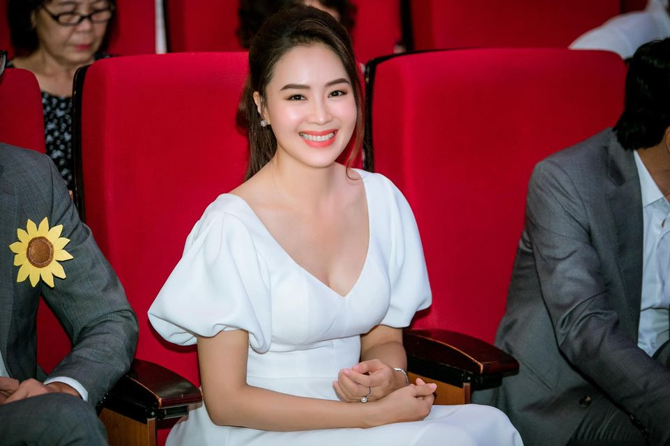 Hồng Diễm không ngại khoe vòng một đầy đặn trong những kiểu đầm trễ nải.