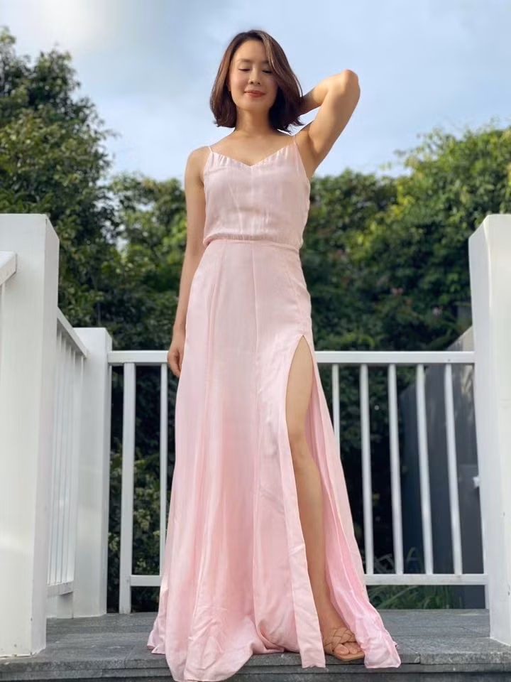 Không ít lần Hồng Diễm khoe dáng nóng bỏng gợi cảm ở tuổi 38 trong những thiết kế đầm xẻ táo bạo không thua gì các diễn viên trẻ khác.