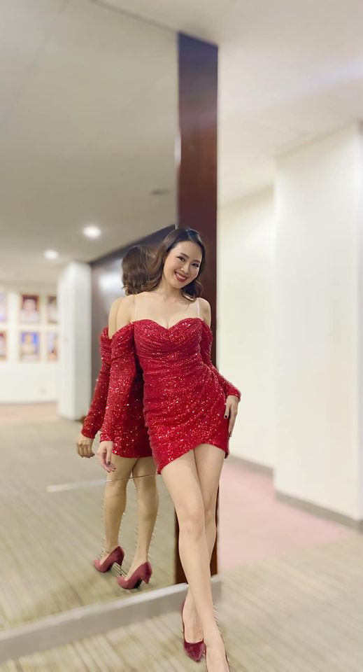 Hồng Diễm khoe vóc dáng nóng bỏng và đôi chân thon dài trong chiếc đầm đỏ cực sexy.