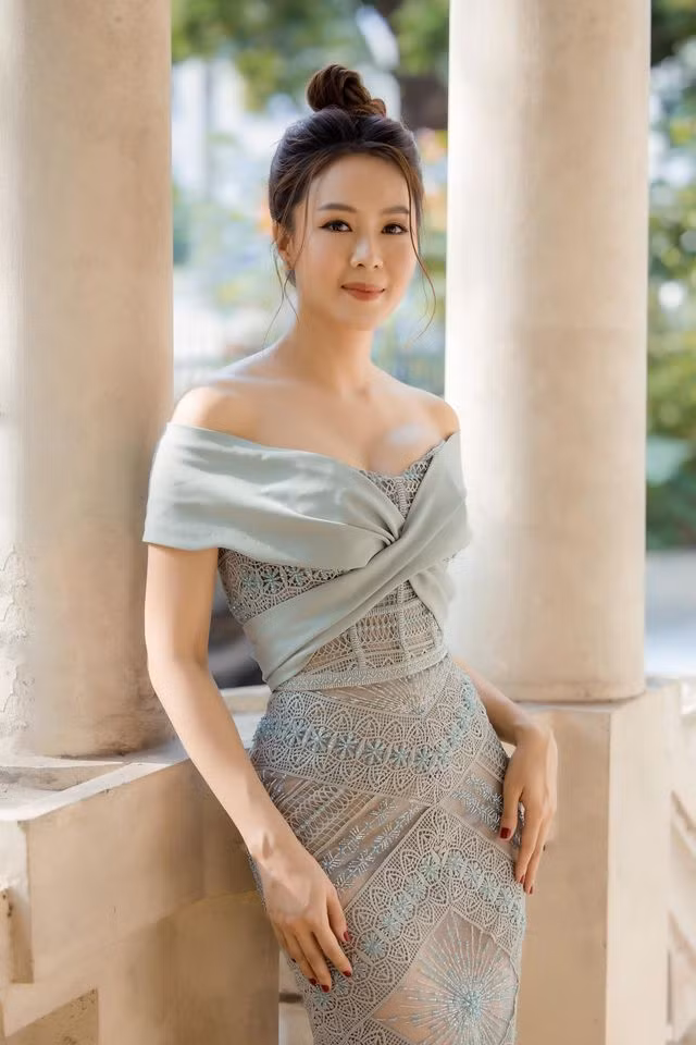 Dù ăn mặc mong manh và gợi cảm là thế nhưng Hồng Diễm vẫn biết cách làm toát lên nét ngọt ngào, kiều diễm rất riêng.