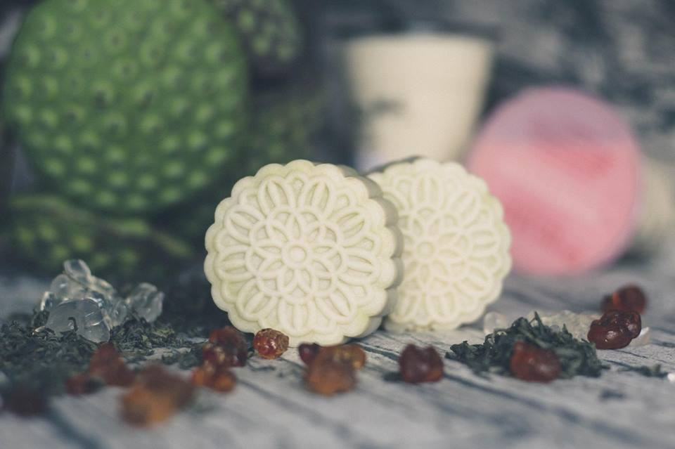 Bánh trung thu trà sữa: Những tín đồ “cuồng” trà sữa chắc hẳn rất vui mừng khi giờ đây có hẳn bánh trung thu trà sữa. Những chiếc bánh trung thu độc lạ này không phải là bánh dẻo, không phải là bánh nướng mà phần vỏ bánh được làm từ bột nén. Nhân bánh có 2 vị đó là: vị trà sữa trân châu và trà sữa kem mặn.