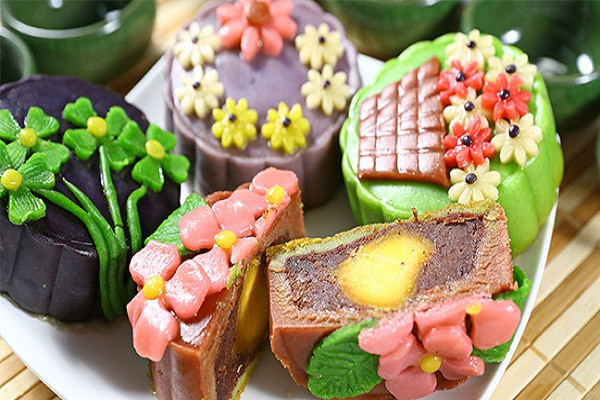 Vẫn là những chiếc bánh trung thu truyền thống, nhưng qua bàn tay khéo léo của người làm được cách điệu với hình thức trang trí 3D, sử dụng bột mì tạo nên đa dạng hình thù đặc sắc.
