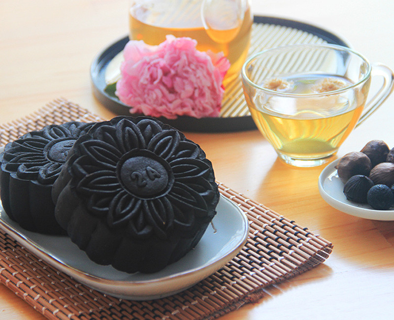 Bánh trung thu tỏi đen thường được khách hàng mua về làm quà biếu cho những người lớn tuổi bởi tỏi đen có tác dụng như giảm cholesterol, bảo vệ tim mạch, ngăn xơ cứng động mạch,…Ảnh: Internet. Mời độc giả theo dõi video "Chế biến món ngon từ nấm đông cô". Nguồn: VTC.