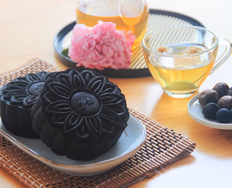 Bánh trung thu tỏi đen thường được khách hàng mua về làm quà biếu cho những người lớn tuổi bởi tỏi đen có tác dụng như giảm cholesterol, bảo vệ tim mạch, ngăn xơ cứng động mạch,…Ảnh: Internet. Mời độc giả theo dõi video "Chế biến món ngon từ nấm đông cô". Nguồn: VTC.