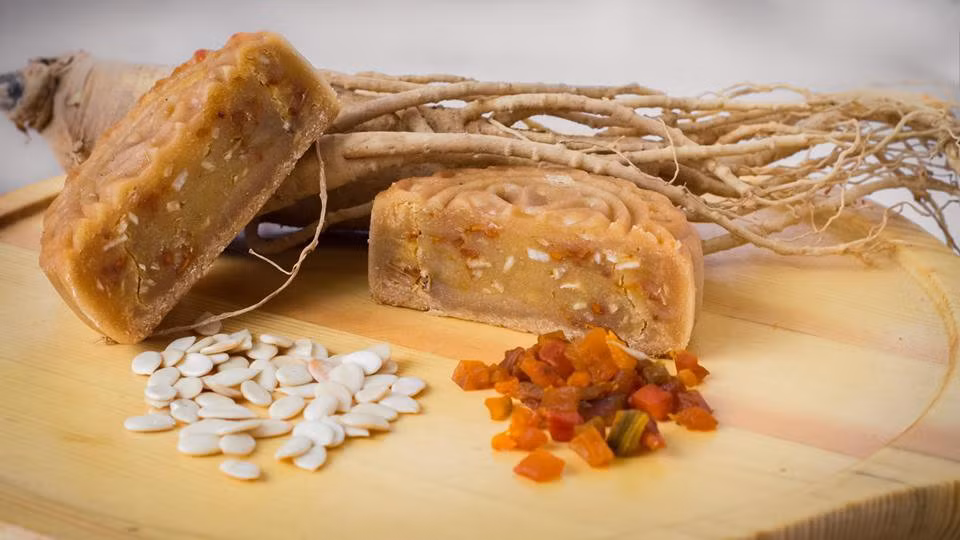 Bánh trung thu nhân sâm – đông trùng hạ thảo: Chiếc bánh trung thu nhân sâm có vị đặc biệt của nấm, đậu xanh và đông trùng. Bánh có nhiều chất dinh dưỡng tốt cho sức khỏe những vẫn đảm bảo được nét truyền thống của chiếc bánh trung thu.