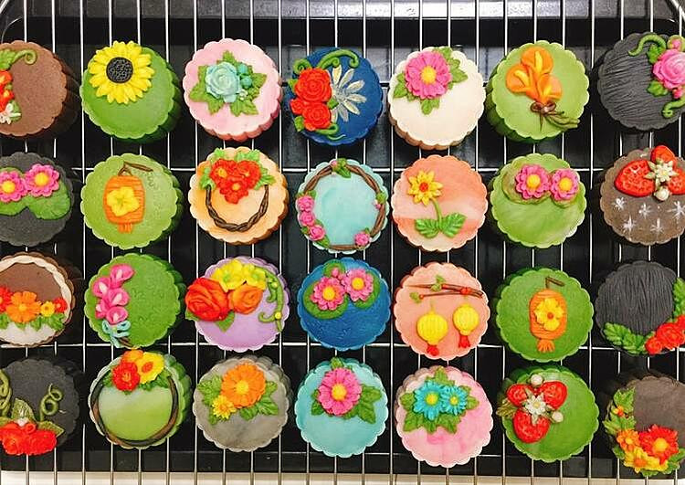 Bánh trung thu 3D được làm theo 2 dạng khuôn: khuôn họa tiết hình hoa, lá và khuôn hình con vật. Nhân bánh được làm từ đủ vị như nhân thập cẩm, nhân đậu xanh, hạt sen,…bên ngoài được trang trí bằng những bông hoa nổi trông rất bắt mắt.