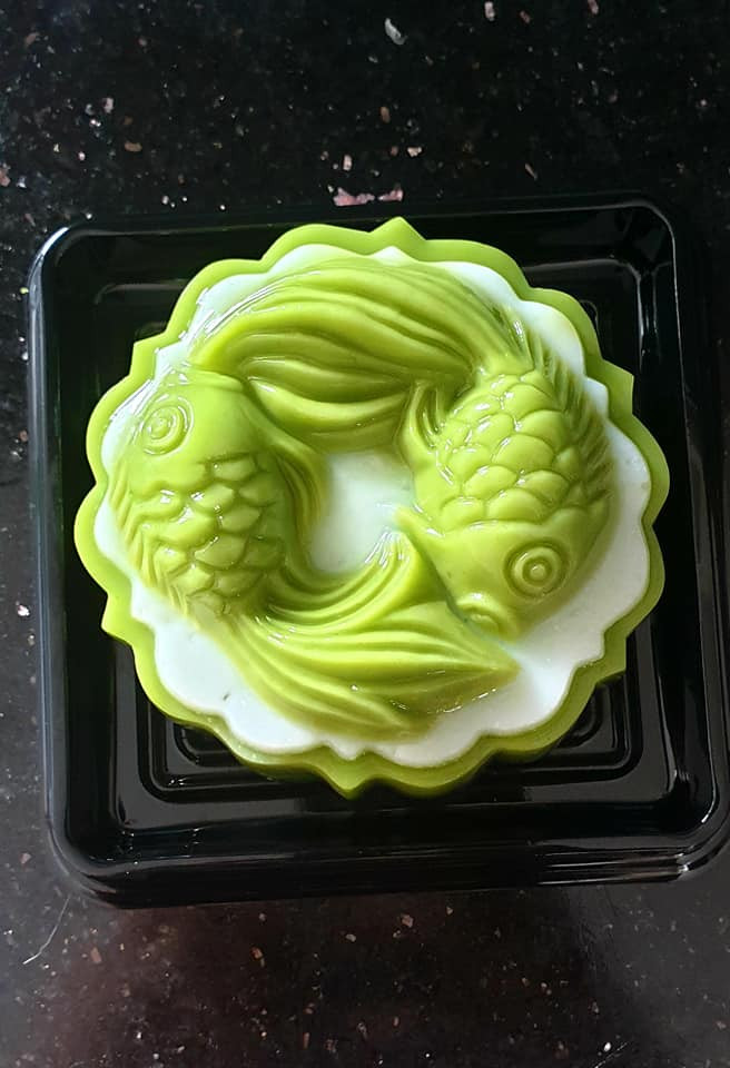 Tuy bánh trung thu rau câu không quá mới nhưng nó vẫn thu hút nhiều người quan tâm bởi sự bắt mắt và dễ ăn không ngấy. Bánh cũng có đầy đủ vỏ bánh, nhân bánh, thậm chí có cả trứng muối.