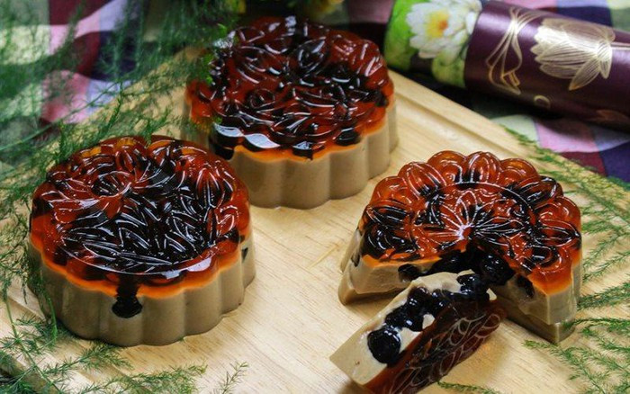 Người ta nói vui rằng trà sữa mà không có trân châu thì không khác gì đám cưới mà không có cô dâu nên chiếc bánh trung thu cũng không thể thiếu topping này được.