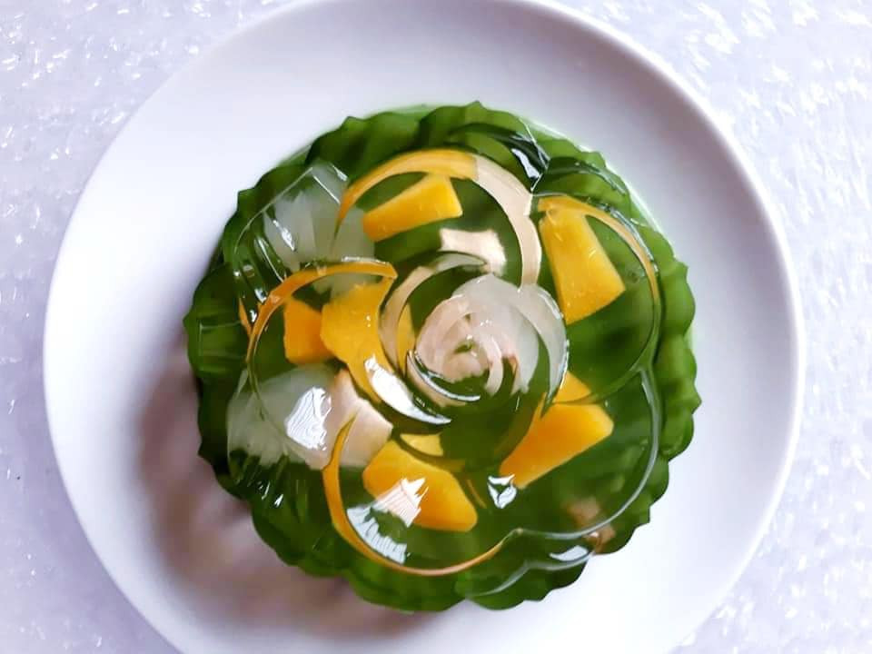 Ngoài ra, phần trang trí bên ngoài bánh cũng có những cải tiến, phía trên mặt bánh được tạo hình bằng màu sắc hấp dẫn và hình thù lạ như màu đỏ, hoa vàng năm cánh, các loại quả khiến chiếc bánh càng trở nên đẹp mắt, thu hút.