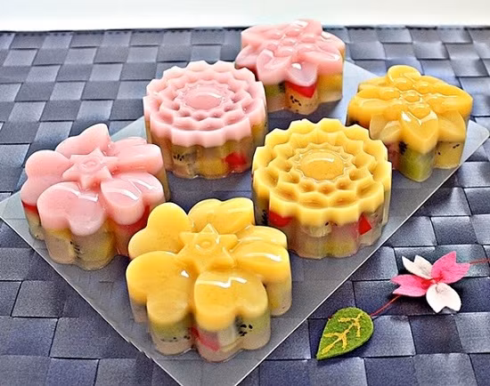  Bánh trung thu rau câu: Đặc điểm của loại bánh này là vỏ bánh làm từ thạch rau câu mềm, mát lạnh, có nhiều màu sắc khác nhau và tạo hình khá bắt mắt.