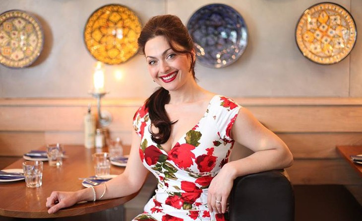 Nói về bí quyết trẻ đẹp của bản thân, Tonia tin rằng chính thói quen ăn uống kiểu Hy Lạp đã giúp cô có diện mạo tươi tắn như phụ nữ tuổi 30 dù năm nay đã bước qua ngưỡng 50.