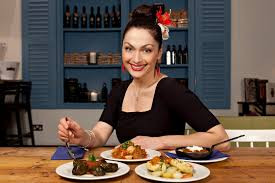 Chế độ ăn của người Hy Lạp và nhiều quốc gia vùng Địa Trung Hải nói chung thường có tỷ lệ cao các loại rau củ quả theo mùa, ngũ cốc, mỳ ống, bánh mì, hải sản tươi còn bơ sữa, thịt gia súc gia cầm chỉ chiếm lượng nhỏ. Người dân ở các vùng này cũng sử dụng nhiều loại gia vị, thảo mộc trong quá trình chế biến.