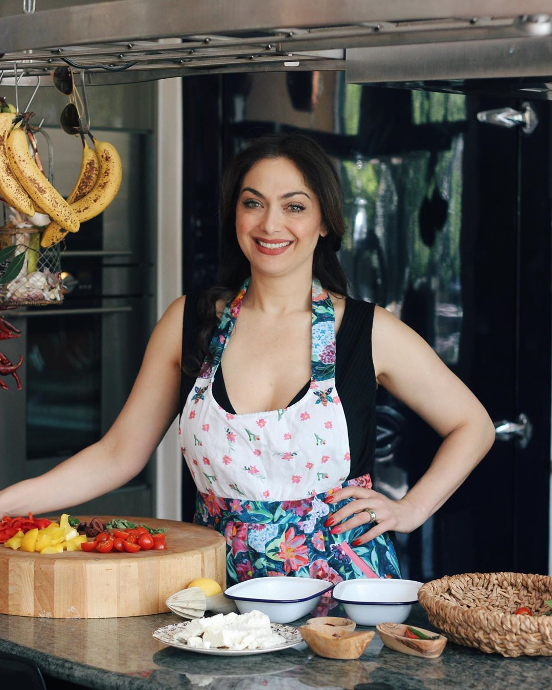 Nữ MC 52 tuổi chia sẻ: "Khi người ta nghiên cứu về vùng Địa Trung Hải, họ không tìm được lý do tại sao những người dân nơi đây hiếm khi bị bệnh tim mạch hay ung thư và còn rất trẻ trung. Đó là bởi lối sống và thói quen ăn uống đã hình thành từ lâu. Thành phần quan trọng nhất đó là dầu olive và các loại rau củ quả nhiều màu sắc, họ ăn nhiều cà chua, lá hương thảo, mì ống, bánh mì...".