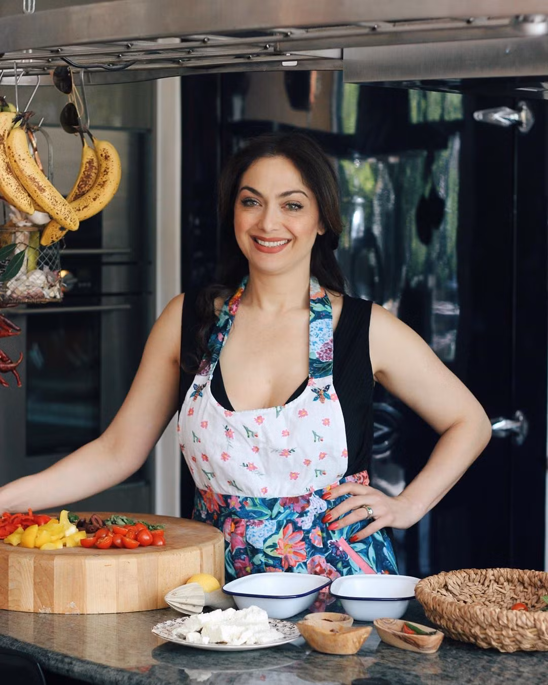 Nữ MC 52 tuổi chia sẻ: "Khi người ta nghiên cứu về vùng Địa Trung Hải, họ không tìm được lý do tại sao những người dân nơi đây hiếm khi bị bệnh tim mạch hay ung thư và còn rất trẻ trung. Đó là bởi lối sống và thói quen ăn uống đã hình thành từ lâu. Thành phần quan trọng nhất đó là dầu olive và các loại rau củ quả nhiều màu sắc, họ ăn nhiều cà chua, lá hương thảo, mì ống, bánh mì...".