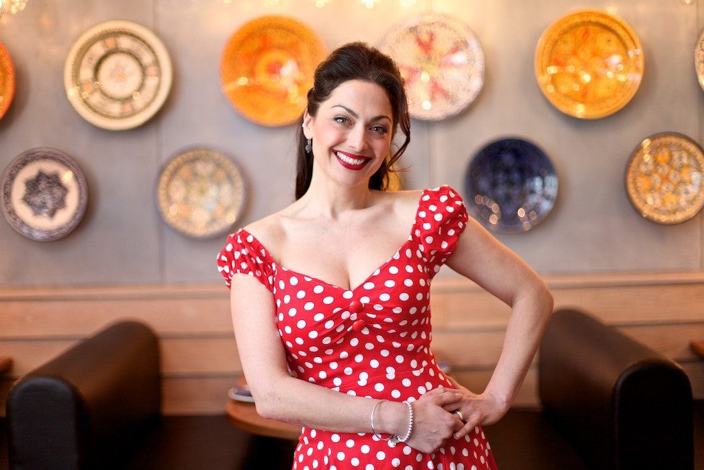 Tonia Buxton là người Síp gốc Hy Lạp, hiện làm công việc dẫn chương trình tại Anh. Theo Daily Mail, cô áp dụng chế độ ăn kiêng kiểu Hy Lạp nhằm giữ vẻ ngoài trẻ trung.