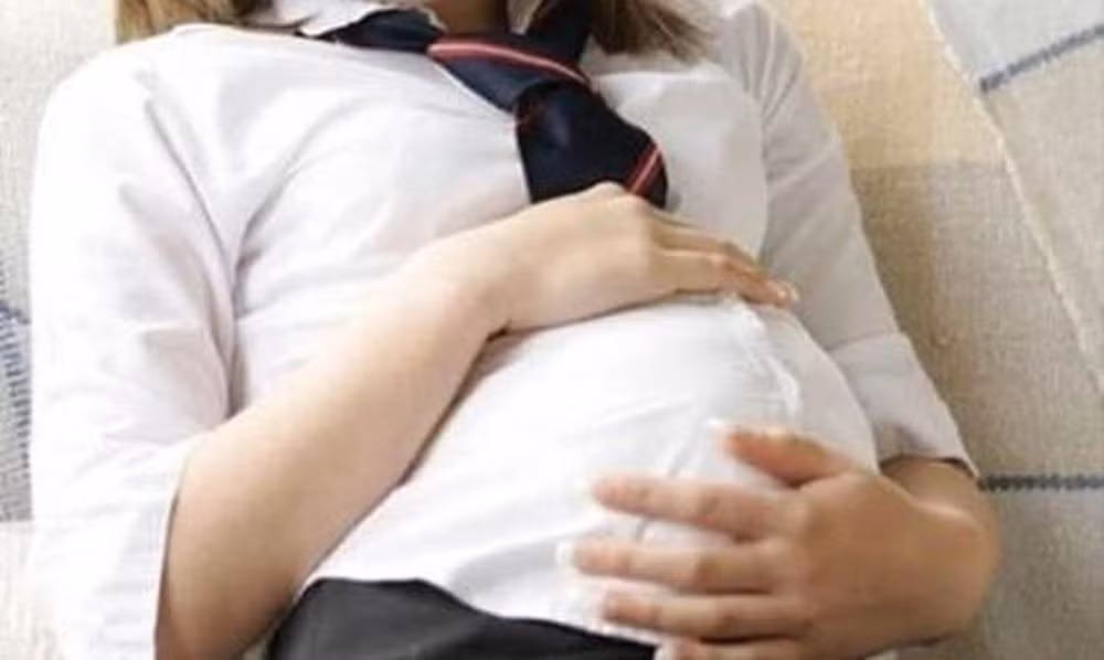 Theo đơn trình báo gửi cơ quan công an, thời gian gần đây bà C. thấy cháu ngoại có nhiều biểu hiện bất thường, bụng to hơn nên gia đình đã đưa đi khám thì tá hỏa phát hiện cháu A. đã có bầu hơn 14 tuần. Nguyên nhân là trong thời gian nghỉ dịch COVID-19, khoảng tháng 5 vừa qua, một số bạn rủ A. đi hoạt động ở lớp nhưng lại đưa em tới nhà 1 người bạn cùng lớp. Tại đây, nữ sinh này đã bị ép quan hệ với 1 bạn nam cùng lớp dẫn tới có thai.