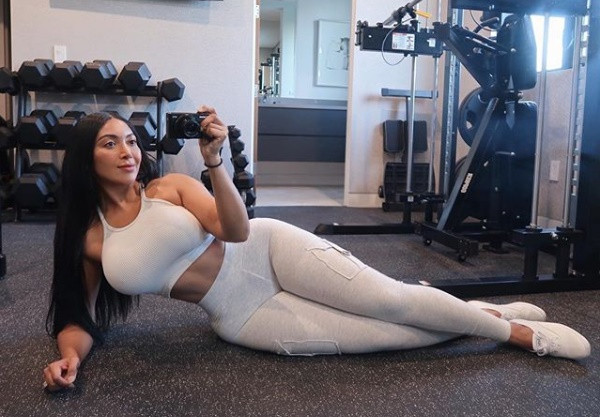 Sumeet Sahni là huấn luyện viên thể hình người Ấn Độ nổi tiếng khắp mạng xã hội nhờ phương pháp xây dựng vóc dáng đẹp của chính cô. Sumeet Sahni trở thành động lực cho nhiều cô gái có mong muốn sở hữu một thân hình chuẩn và vòng 3 "khủng".