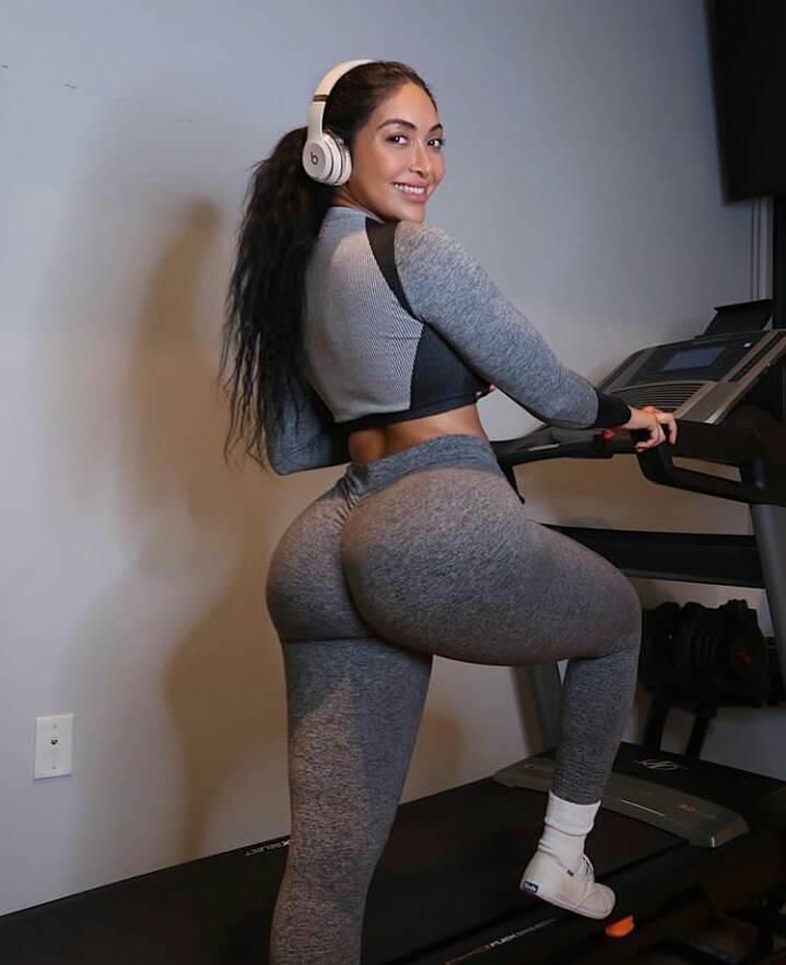 Đồng thời, Sumeet Sahni còn tập aerobic, việc vận động theo giai điệu giúp cô không cảm thấy nhàm chán cũng như tiêu hao được lượng lớn mỡ thừa.