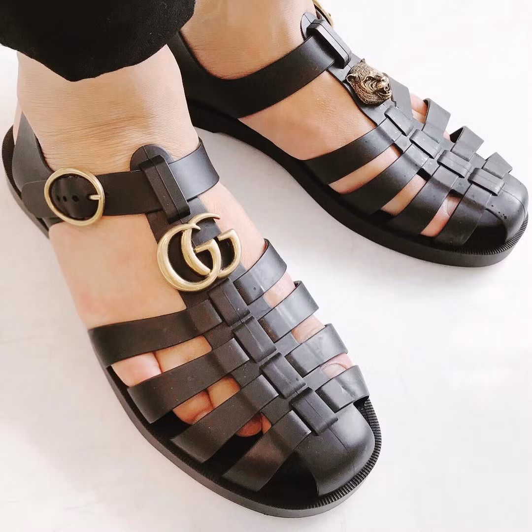 Đồng thời, theo đánh giá của nhiều người, thiết kế này của Gucci chỉ khác dép rọ bộ đội của Việt Nam ở… phần logo.