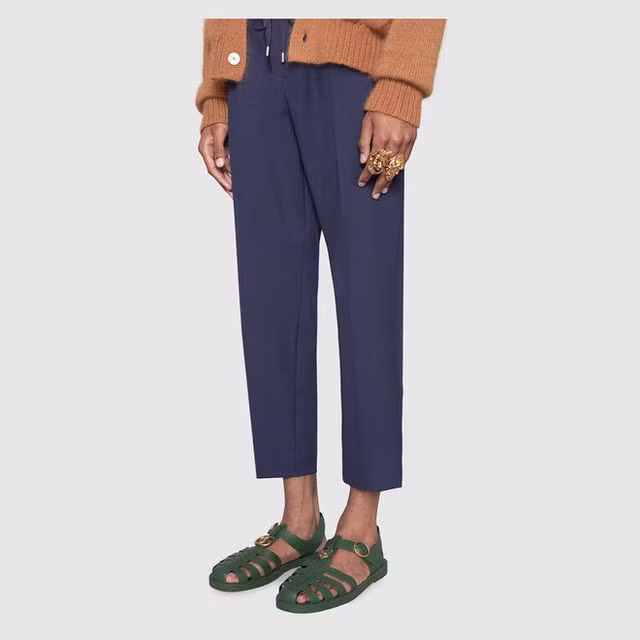 Điểm đáng chú ý là, đôi dép này được Gucci rao bán với giá tới… 490 USD (hơn 11 triệu VNĐ) và có 2 phiên bản: đen hoặc xanh rêu.